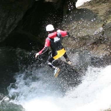 canyoning outdoor oetztal alpen springen water klimmen glijden