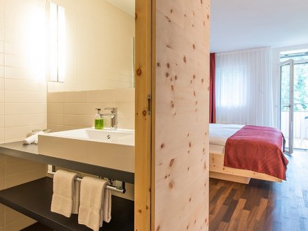 hotel schweizerhof sils maria badkamer