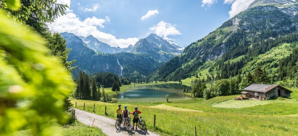 mountainbiken gstaad bergdorp kanton bern berner oberland zwitserland bikesport reuteler
