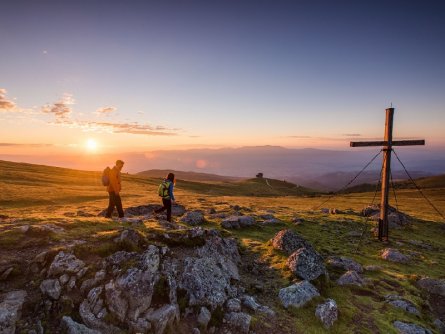 sonnenaufgang beim zingerkle kreuz tourismus lavanttal franz gerdl huttentocht alpe adria trail oostenrijkse alpen (3)