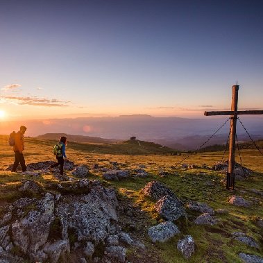 sonnenaufgang beim zingerkle kreuz tourismus lavanttal franz gerdl huttentocht alpe adria trail oostenrijkse alpen (2)