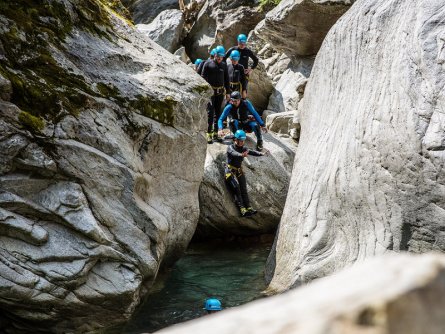 family active zillertal actieve gezinsvakantie mayrhofen alpenreizen canyoning jump and run (1)