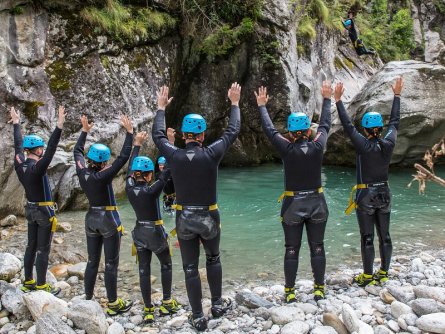 family active zillertal actieve gezinsvakantie mayrhofen alpenreizen canyoning jump and run