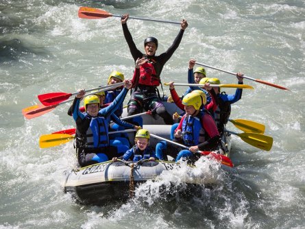 family active zillertal actieve gezinsvakantie mayrhofen alpenreizen family rafting (4)