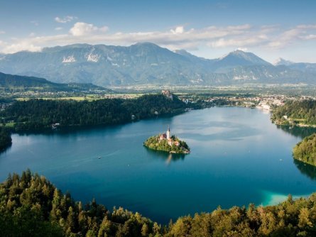 family active wandelvakantie julische alpen view of lake bled from mala osojnica tourismus bled 2