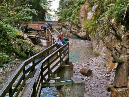 family active lofer avontuurlijke gezinsvakantie oostenrijk hike door een kloof  seisenbergklamm   saalachtaler naturgewalten 4