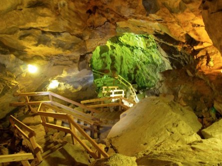 family active lofer avontuurlijke gezinsvakantie oostenrijk hike door een grot   lamprechtshöhle   saalachtaler naturgewalten 1