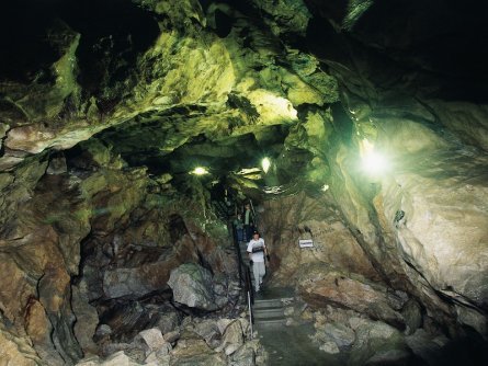 family active lofer avontuurlijke gezinsvakantie oostenrijk hike door een grot   lamprechtshöhle   saalachtaler naturgewalten 4