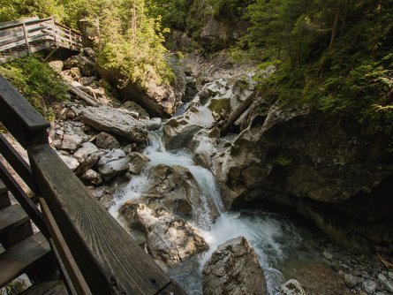 family active lofer avontuurlijke gezinsvakantie oostenrijk hike door een kloof  seisenbergklamm naturgewalten saalachtal 5