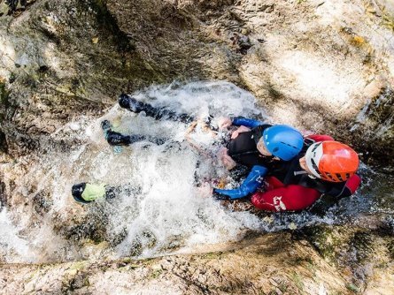 family active lofer avontuurlijke gezinsvakantie oostenrijk canyoning kids rock