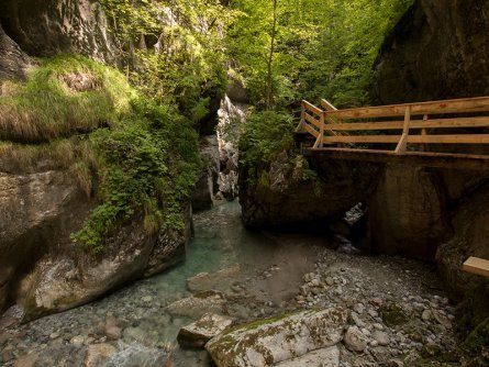 family active lofer avontuurlijke gezinsvakantie oostenrijk hike door een kloof  seisenbergklamm naturgewalten saalachtal 