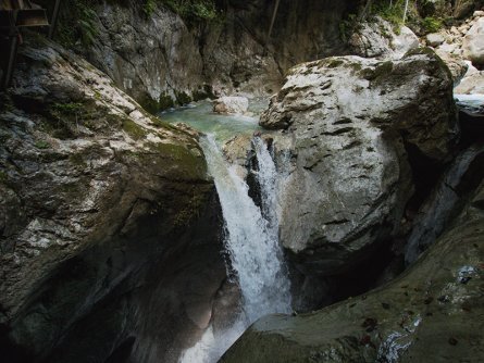 family active lofer avontuurlijke gezinsvakantie oostenrijk hike door een kloof  seisenbergklamm naturgewalten saalachtal 4