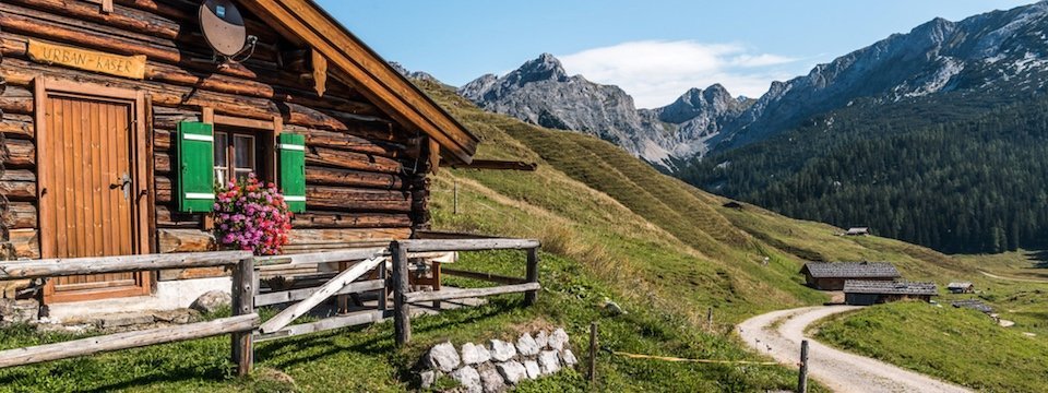 family active lofer avontuurlijke gezinsvakantie oostenrijk bergwandeltocht naar een almhut family hike  in the footsteps of the alm farmers   salzburger saalachtal tvb