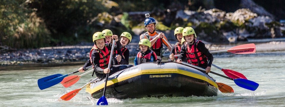 family active lofer avontuurlijke gezinsvakantie oostenrijk family rafting panorama kids 