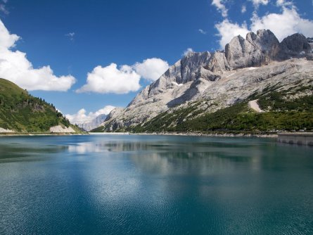 etappe 2 val di fassa lago di fedaia sfondo della marmolada_trentino marketing huttentocht dolomieten panorama val di fassa zuid tirol italie italiaanse alpen wandelvakantie