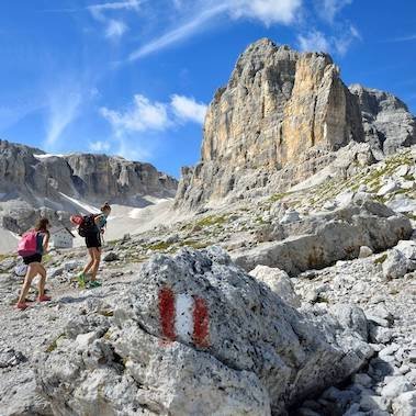 huttentocht puez odle nature_park dolomieten italiaanse alpen italie berghut small hike into lunar landscape puez (gardena hotel)