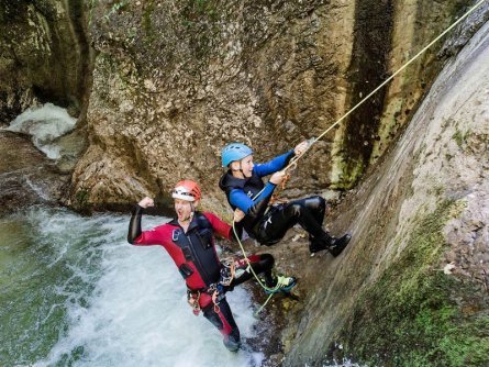 family active lofer avontuurlijke gezinsvakantie canyoning kids oostenrijk (6)