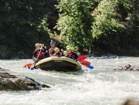 family active lofer avontuurlijke gezinsvakantie rafting kids oostenrijk (9)