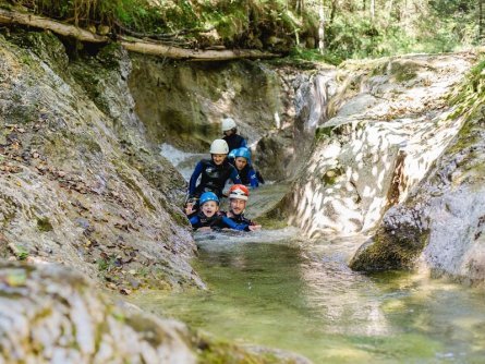 family active lofer avontuurlijke gezinsvakantie canyoning kids oostenrijk (12)