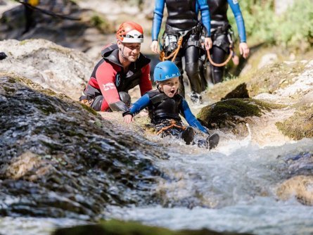 family active lofer avontuurlijke gezinsvakantie canyoning kids oostenrijk (11)