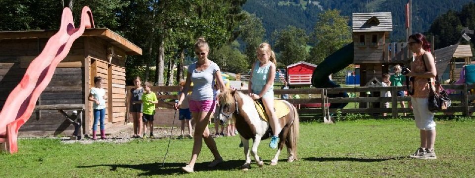family fun brixental premium avontuurlijke gezinsvakantie oostenrijk families hotel berghof paardrijden