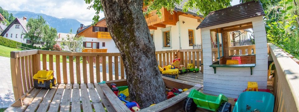 family outdoor active bled avontuurlijke gezinsvakantie slovenie families pri biscu speeltuin bant