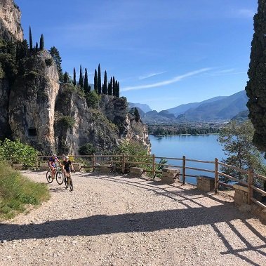 family outdoor active lago di garda actieve vakantie gardameer trentino zuid tirol italie e mountainbiken