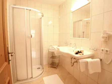 family active zillertal oostenrijk tirol ried im zillertal ferienhof lackner badkamer