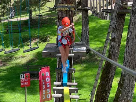 family active val di sole avontuurlijke gezinsvakantie italiaanse alpen italie val di sole klimpark 2 (1)