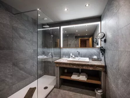 vakantie oostenrijk tirol fulpmes stubaital alpin resort stubaier hof badkamer