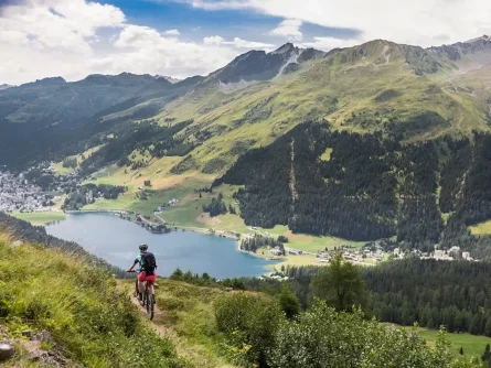 rondreis zwitserland back to nature graubunden davos lake 1
