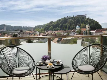 rondreis slovenie highlights city hotel ljubljana centraal slovenie balkon