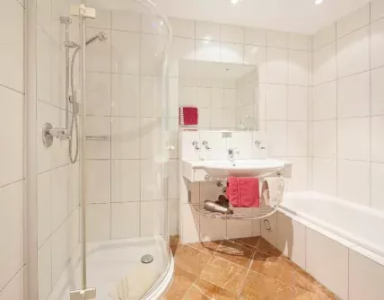 family fun brixental premium tirol brixen im thale hotel hubertus badkamer suite