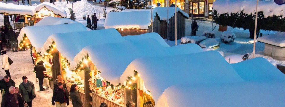 mariazeller advent huetten mit schnee kerstmarkt wenen