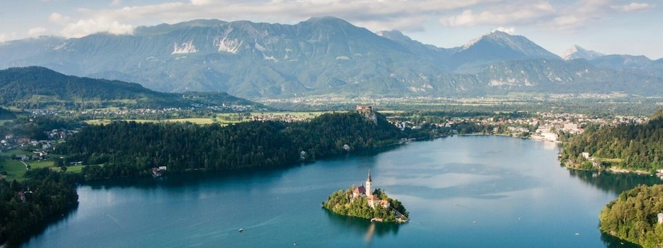 family active wandelvakantie julische alpen view of lake bled from mala osojnica tourismus bled