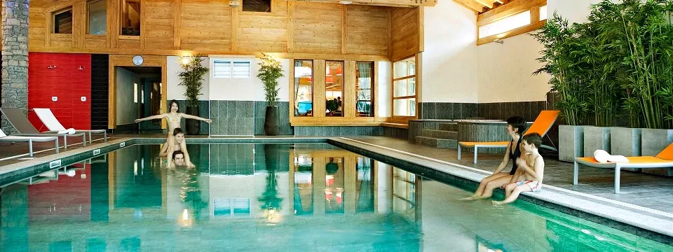actieve gezinsvakantie outdoorvakantie families frankrijk haute savoie samoëns la reine des prés zwembad