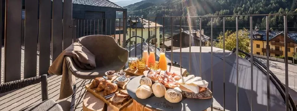 family outdoor active val di sole avontuurlijke gezinsvakantie italie families hotel ravelli balkon