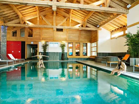 actieve gezinsvakantie outdoorvakantie families frankrijk haute savoie samoëns la reine des prés zwembad