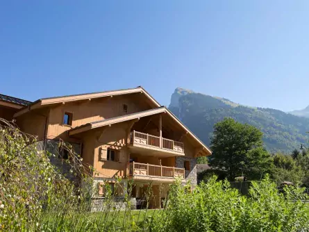 actieve gezinsvakantie outdoorvakantie families frankrijk haute savoie samoëns la reine des prés buiten2