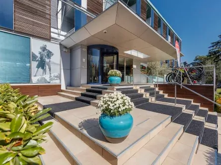 family outdoor active lago di garda actieve vakantie gardameer trentino zuid tirol italie bike hotel caravel ingang