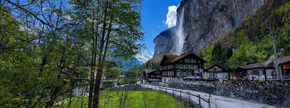 rondreis alpen op maat zwitserland bern lauterbrunnen waterval
