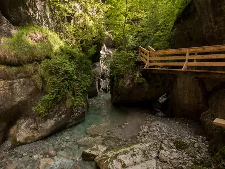 family active lofer avontuurlijke gezinsvakantie oostenrijk hike door een kloof  seisenbergklamm naturgewalten saalachtal