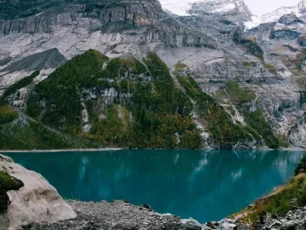huttentocht interlaken bern zwitserland lake oeschinen