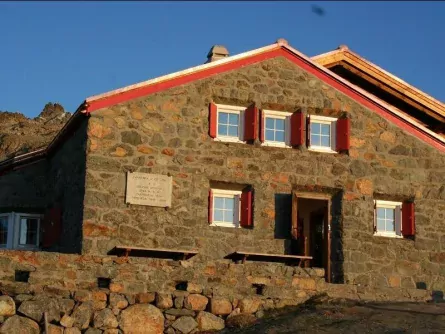 Huttentocht Kesch Trek Graubünden Zwitserland Es cha Hütte