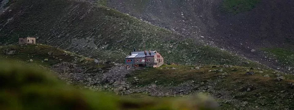 Huttentocht Kesch Trek Graubünden Zwitserland Es cha Hütte