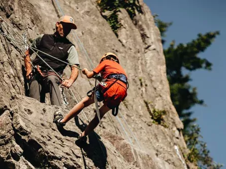 family active samoëns avontuurlijke vakantie families frankrijk haute savoie rotsklimmen