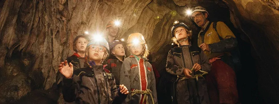 family active samoëns avontuurlijke vakantie families frankrijk haute savoie speleologie 2