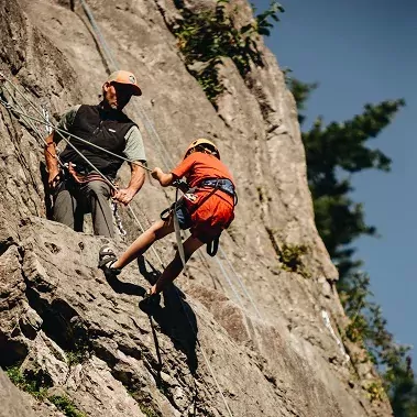 family active samoëns avontuurlijke vakantie families frankrijk haute savoie rotsklimmen