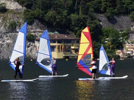 family outdoor active lago di garda actieve vakantie gardameer trentino zuid tirol italie windsurfen