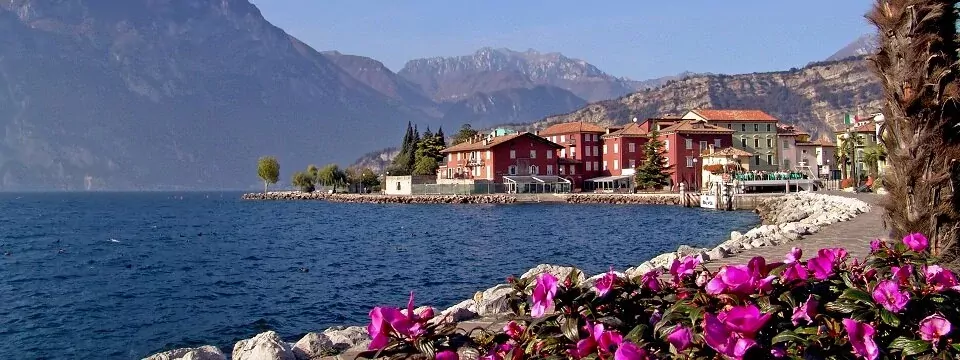 family outdoor active lago di garda actieve vakantie gardameer trentino zuid tirol italie bike hotel caravel uitzicht